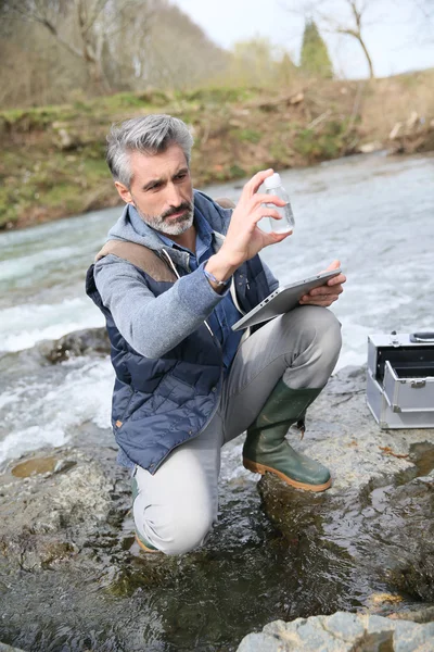 Biologe testet Wasserqualität — Stockfoto