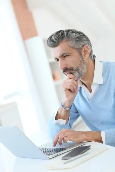 Zakenman werken vanuit huis met laptop — Stockfoto