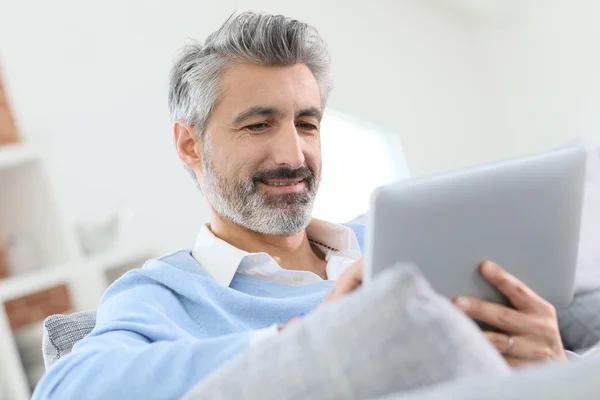 Man websurfing on tablet — Stock Photo, Image