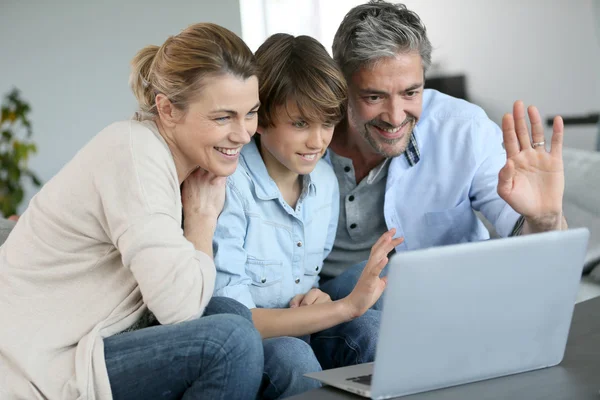 Família durante videochamada — Fotografia de Stock