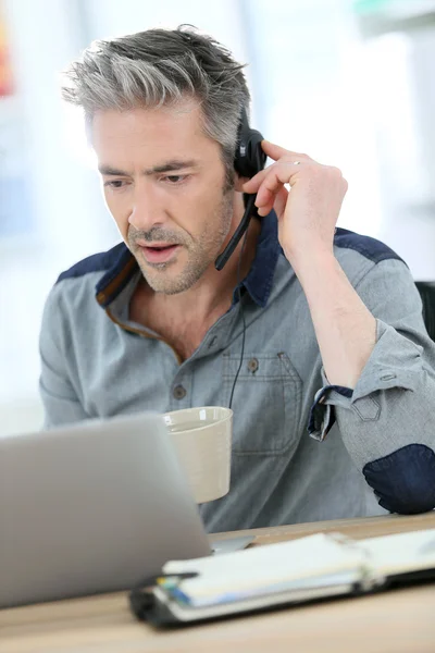 Man teleworking from home — Stock Photo, Image