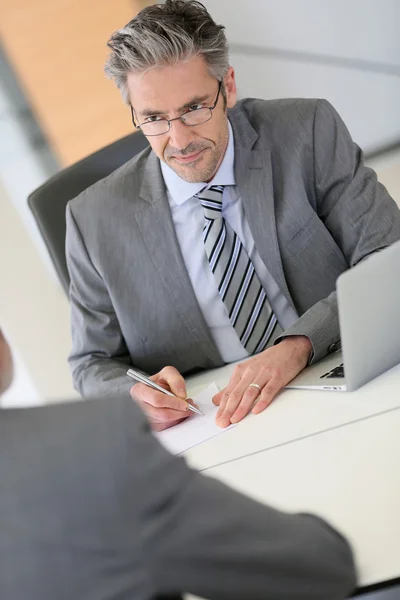 Affärsman möte med arbetssökande — Stockfoto