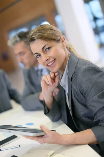 Femme d'affaires à une réunion au bureau — Photo