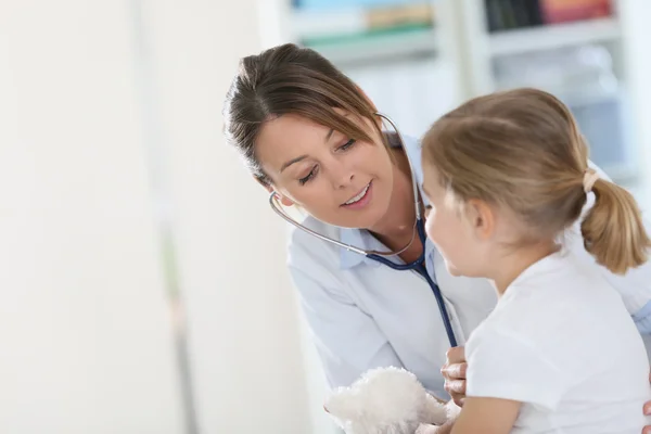 Médico examinando menina com estetoscópio — Fotografia de Stock