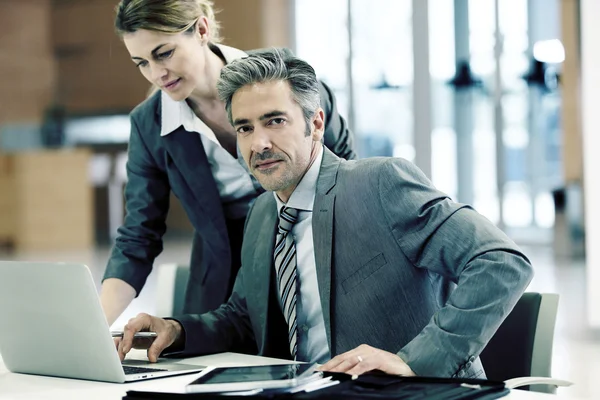 Empresarios en reunión de trabajo —  Fotos de Stock