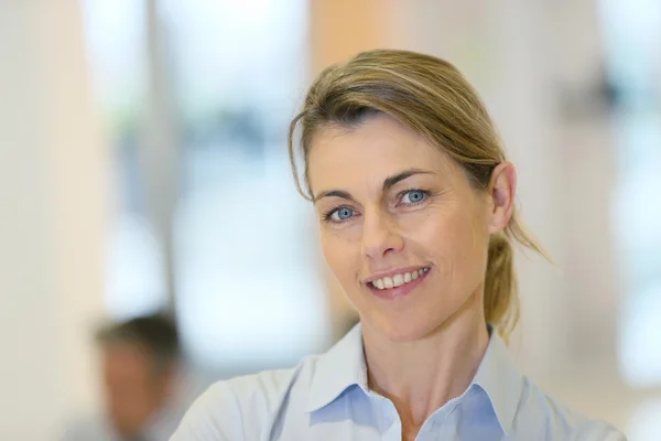 Reife blonde Geschäftsfrau — Stockfoto