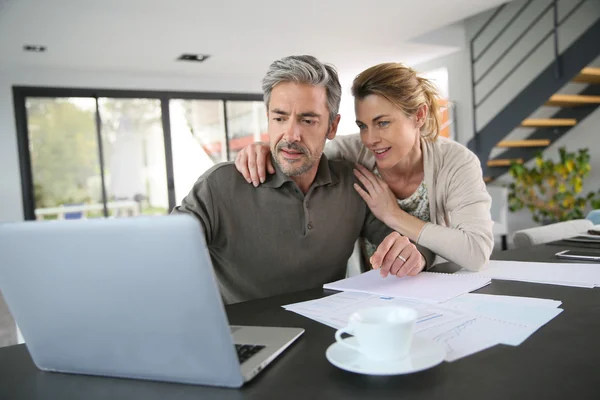 Ehepaar rechnet mit finanziellen Einsparungen — Stockfoto