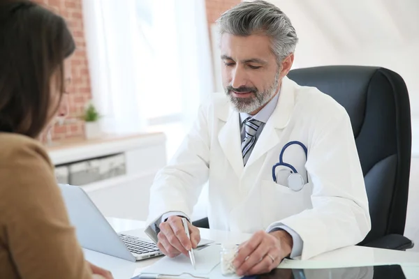 Médico dando prescrição — Fotografia de Stock