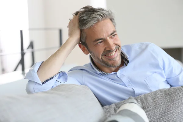 Homem relaxante em casa — Fotografia de Stock