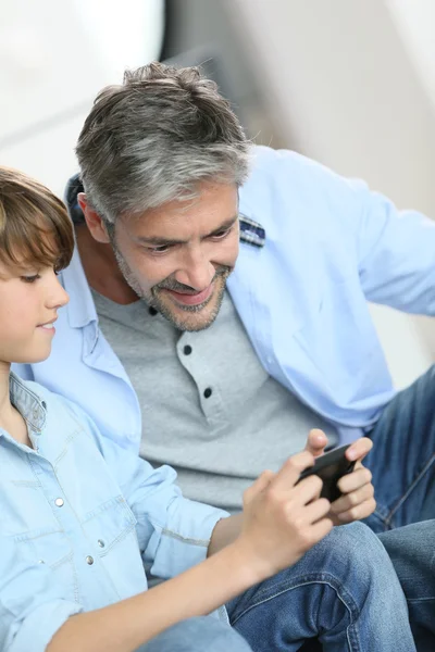 Vader en zoon met smartphones — Stockfoto