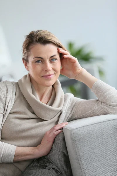 Reife Frau mit der Hand am Kinn — Stockfoto