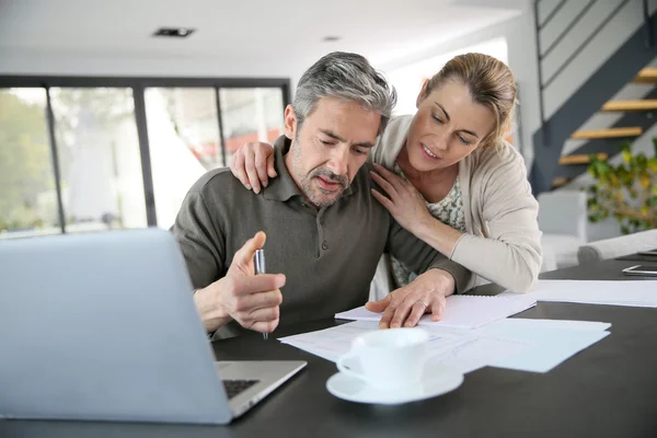 Pareja calculando el ahorro financiero — Foto de Stock