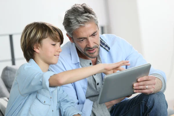 Pappa och son websurfing — Stockfoto