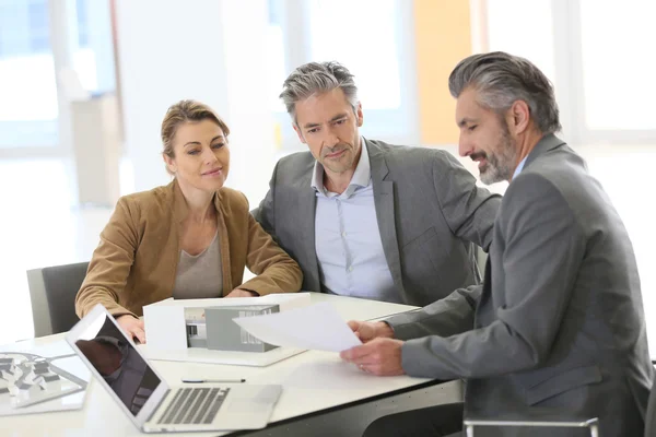 Couple meeting architect — Stock Photo, Image