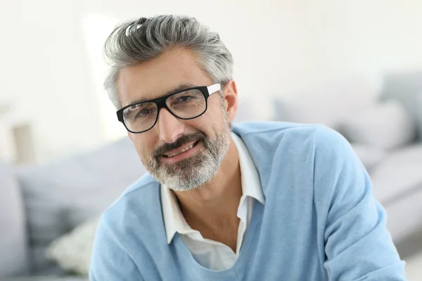 Homem vestindo óculos — Fotografia de Stock