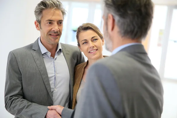 Adviseur geven handdruk — Stockfoto