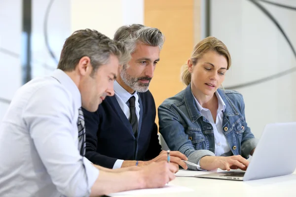 Business people with laptop — Stock Photo, Image