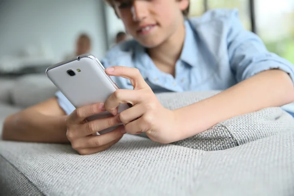 Junge nutzt Smartphone — Stockfoto