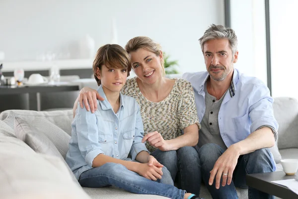 Famiglia seduta sul divano — Foto Stock