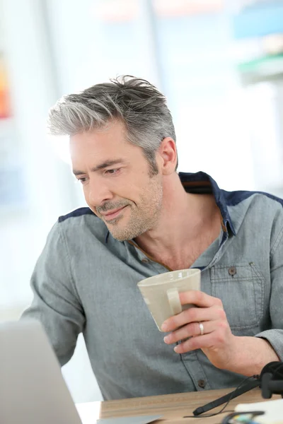 Zakenman werkt op laptop computer — Stockfoto