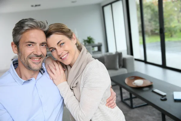 Abraçando casal em casa — Fotografia de Stock