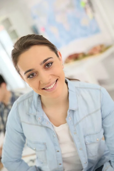 Estudiante chica asistir a curso de diseño — Foto de Stock