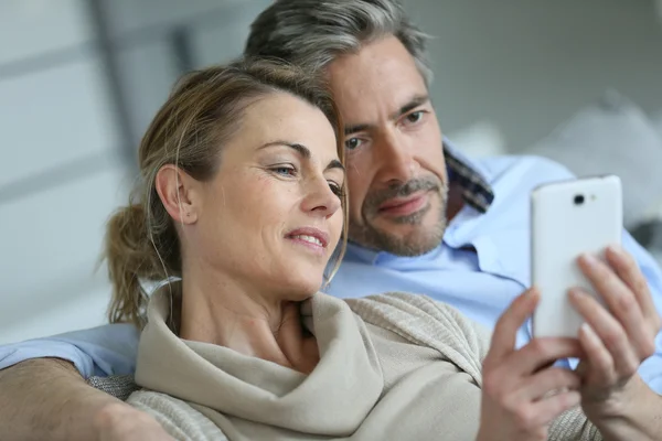 Casal usando smartphone — Fotografia de Stock