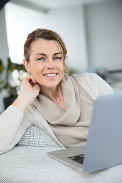 Vrouw websurfing met laptop — Stockfoto