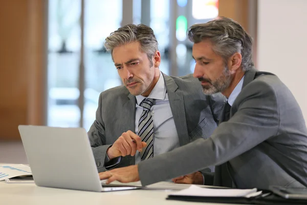 Zakenmensen die op laptop werkt — Stockfoto