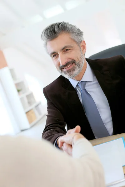 Attorney skaka hand till klient — Stockfoto