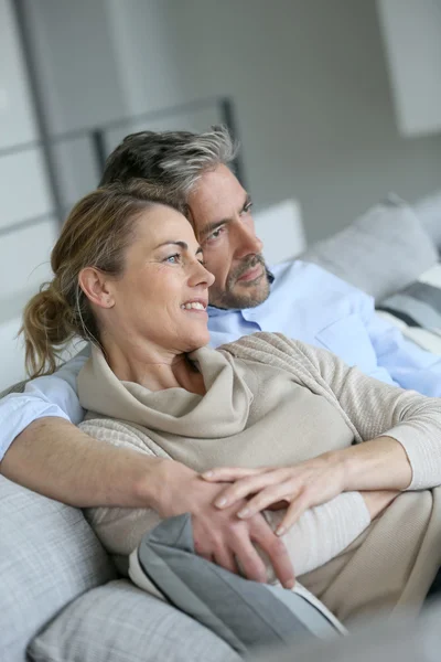 Casal relaxante em casa — Fotografia de Stock