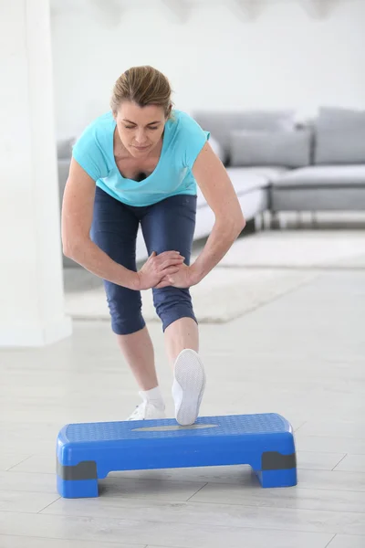 Donna che fa esercizi di stretching — Foto Stock