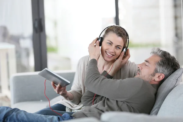 Couple listening to music — Stock Photo, Image