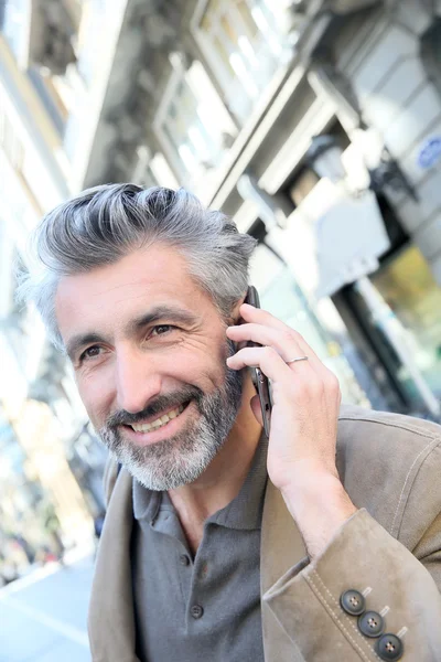 Homme parlant au téléphone — Photo