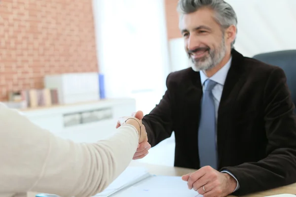 Abogado estrechando la mano al cliente — Foto de Stock