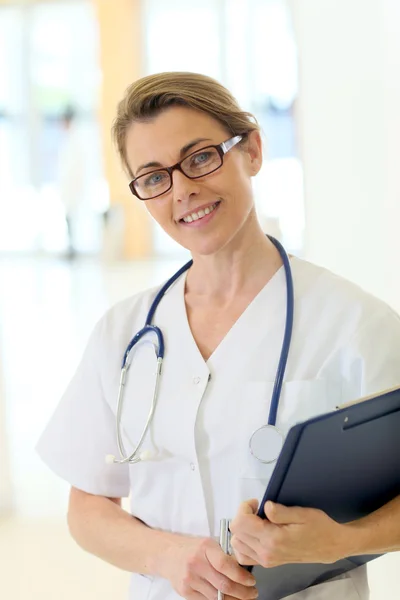 Infirmière dans le couloir hospitalier — Photo