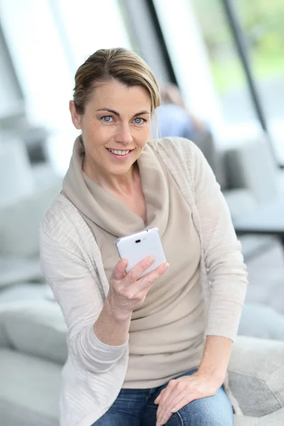 Frau sendet Nachricht — Stockfoto