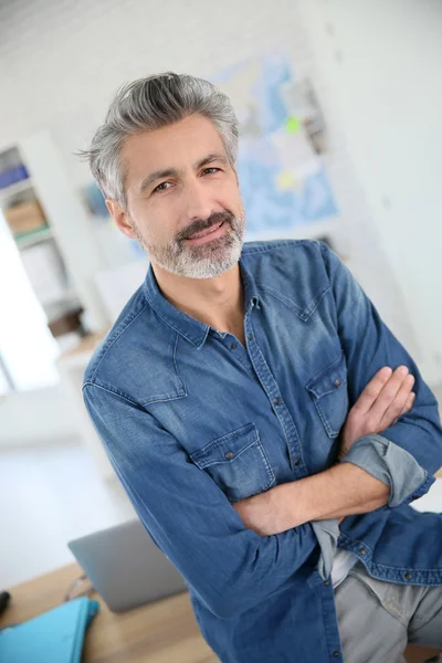 Reife Lehrerin in der Klasse — Stockfoto