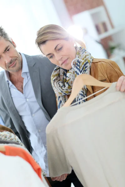 Paar kauft in Bekleidungsgeschäft ein — Stockfoto