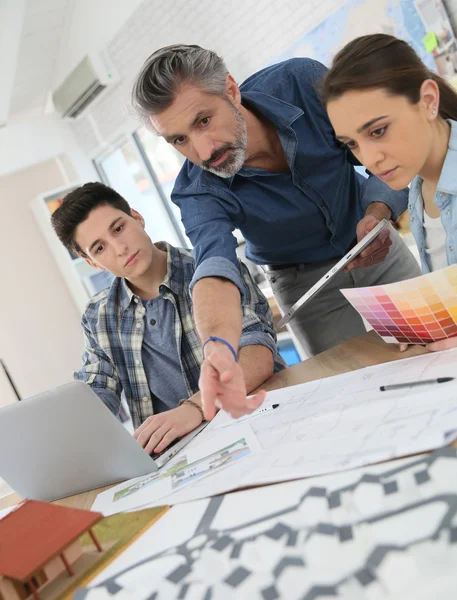 Leraar met studenten in de school — Stockfoto