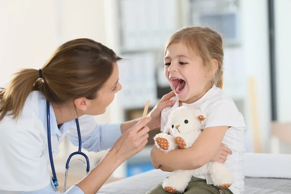 Médico examinando garganta y boca —  Fotos de Stock
