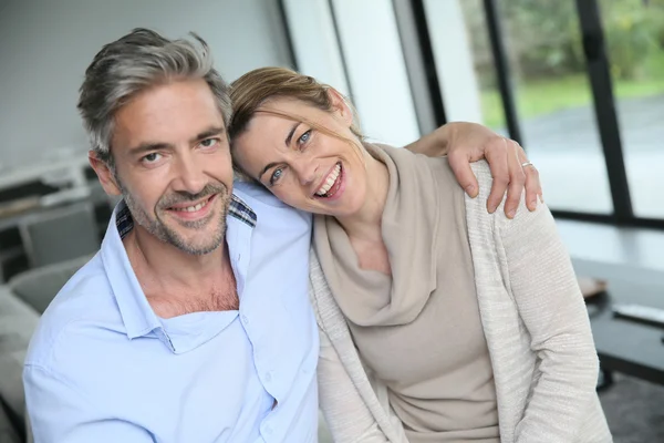 Casal relaxante em casa — Fotografia de Stock