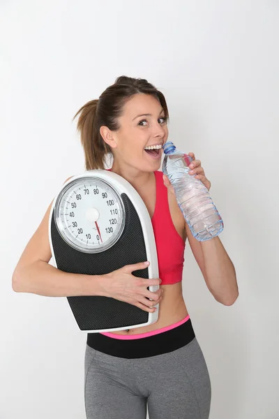 Meisje met fles water en schaal — Stockfoto