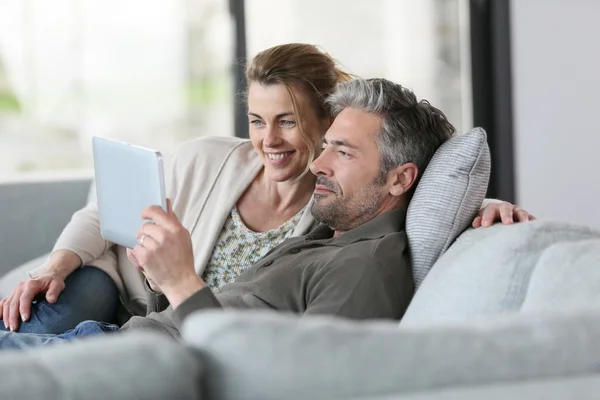 Paar nutzt digitales Tablet — Stockfoto