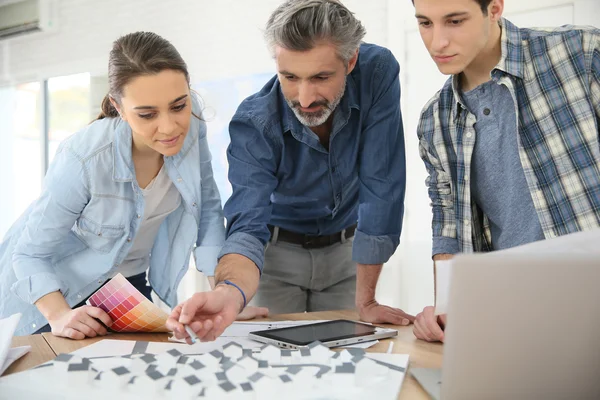 Studenti con formatore che lavorano al progetto di architettura — Foto Stock