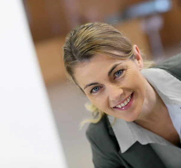 Sonriente Madura Empresaria — Foto de Stock