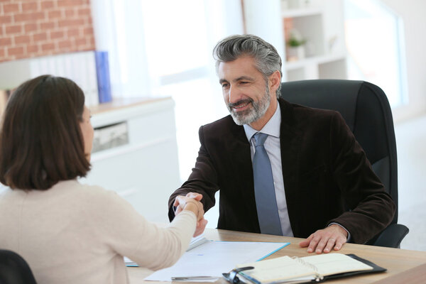 Адвокат пожимает руку клиенту
