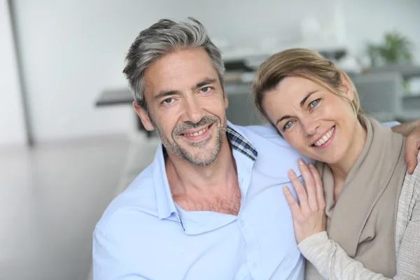 Paar zu Hause in die Arme schließen — Stockfoto