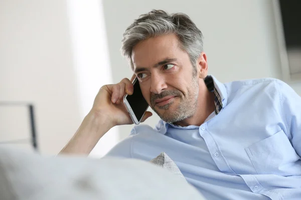 Homem a falar ao telefone — Fotografia de Stock