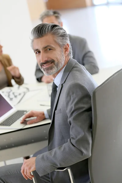 Architect with clients in office — Stock Photo, Image